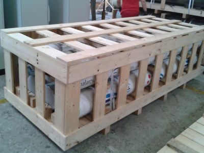 Jaula de madera industrial fabricada por Embalajes Hegoalde en Bilbao, ideal para el transporte y almacenamiento de mercancías